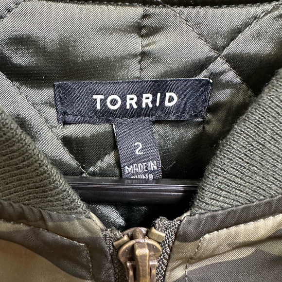 Torrid Women's Camouflage Bomber Jacket with Red Rose Embroidery SZ 2 - Picture 9 of 10